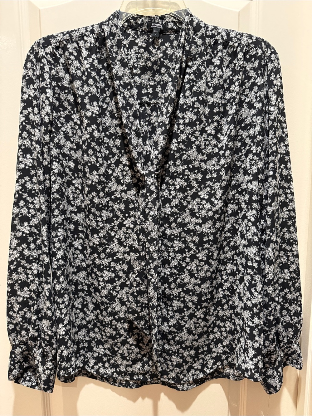 Express Black and White Floral Button Down V-Neck Tie neck Blouse XL